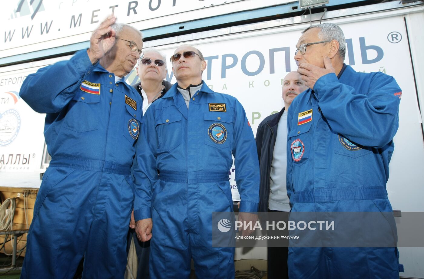 В. Путин посетил научное судно "Метрополь"
