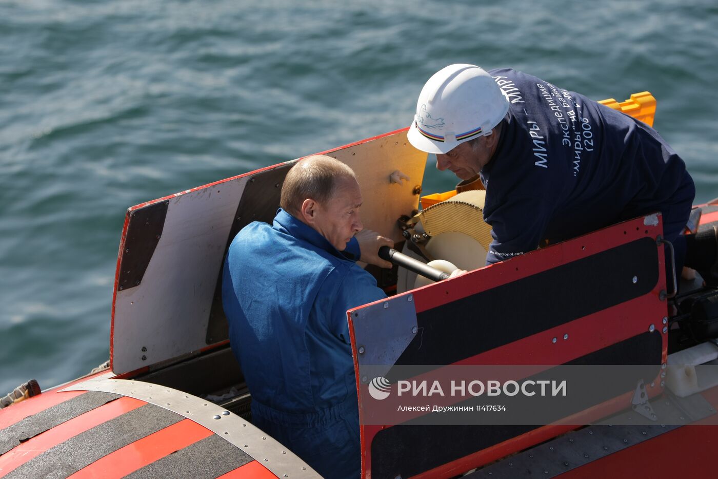 В. Путин совершил погружение на дно озера Байкал