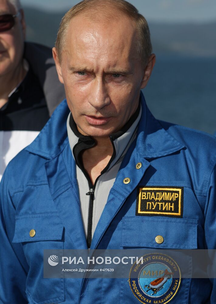 В. Путин совершил погружение на дно озера Байкал