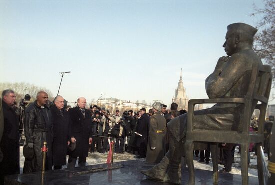 На церемонии открытия памятника Джавахарлалу Неру