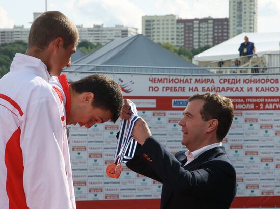 Д.Медведев посетил соревнования по гребле на байдарках и каноэ