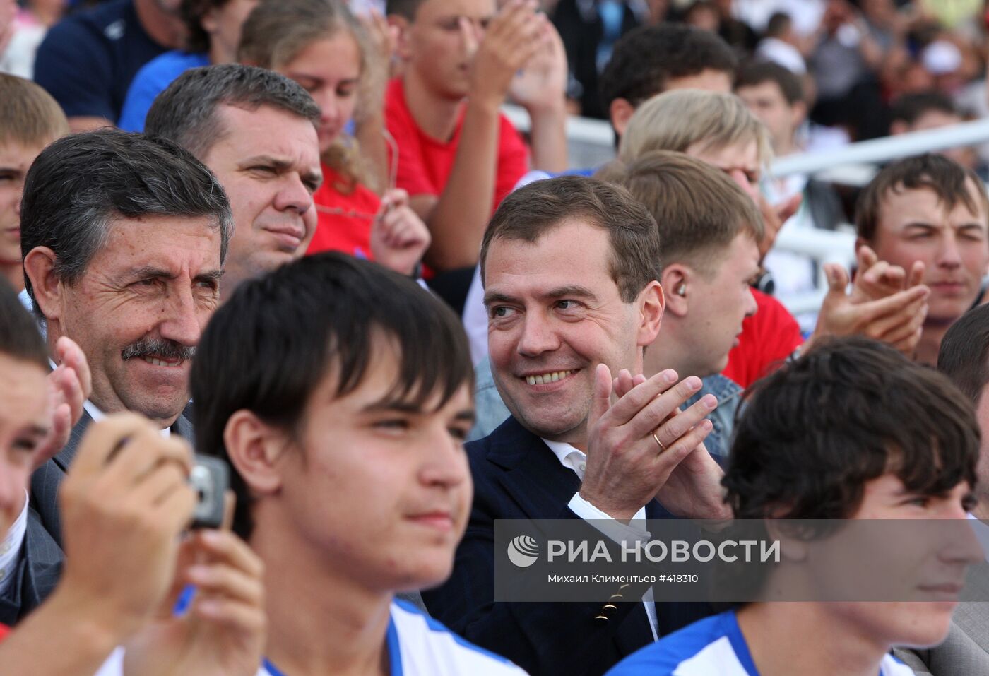 Д.Медведев посетил соревнования по гребле на байдарках и каноэ
