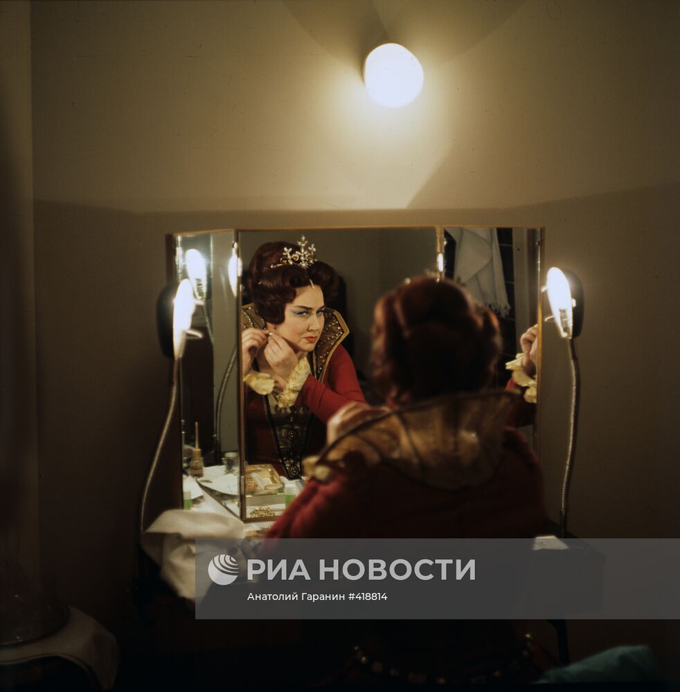 Ирина Архипова в гримерной