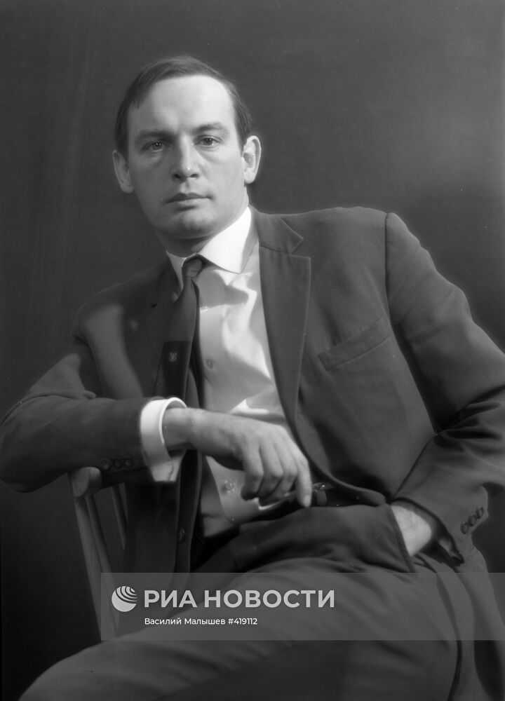 Актер В. Лановой