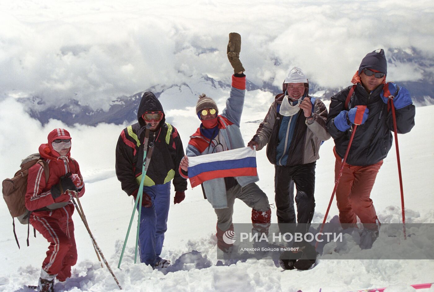 Участники марафона на вершине Эльбруса
