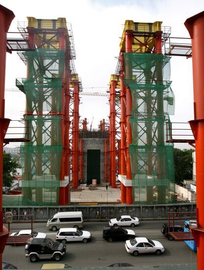 Строительство моста через бухту Золотой Рог