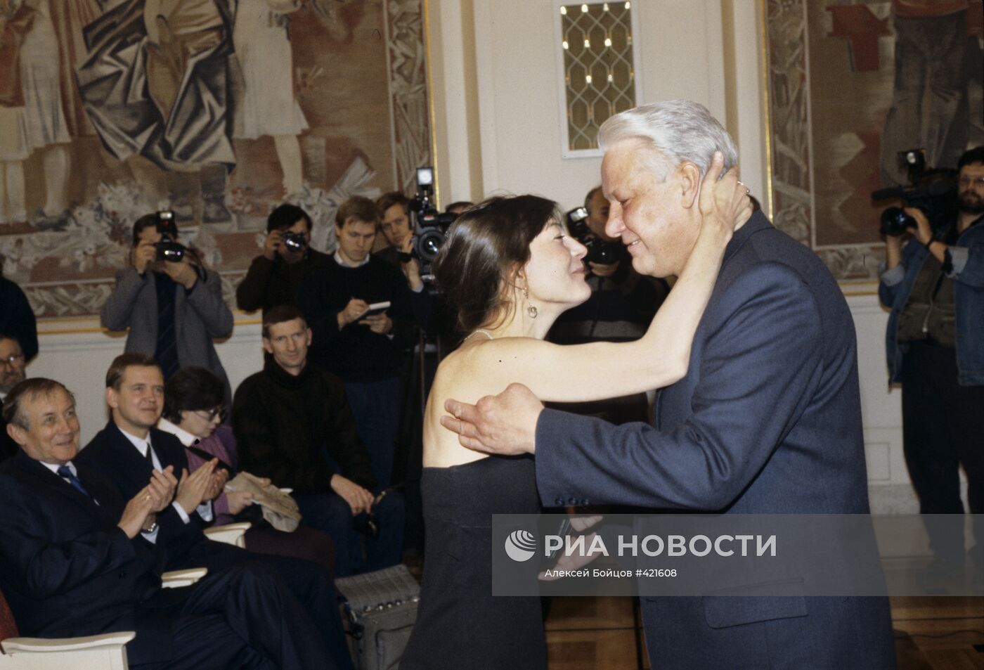 Президент Борис Ельцин с актрисой Любовью Вишневской