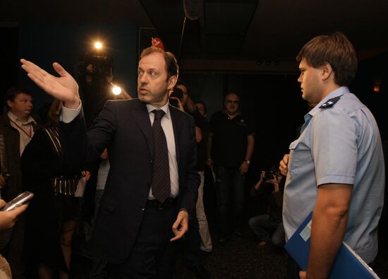 О.Митволь во время проверки гей-клуба "Душа и тело" в Москве