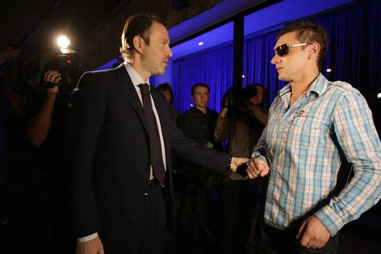 О.Митволь во время проверки гей-клуба "Душа и тело" в Москве