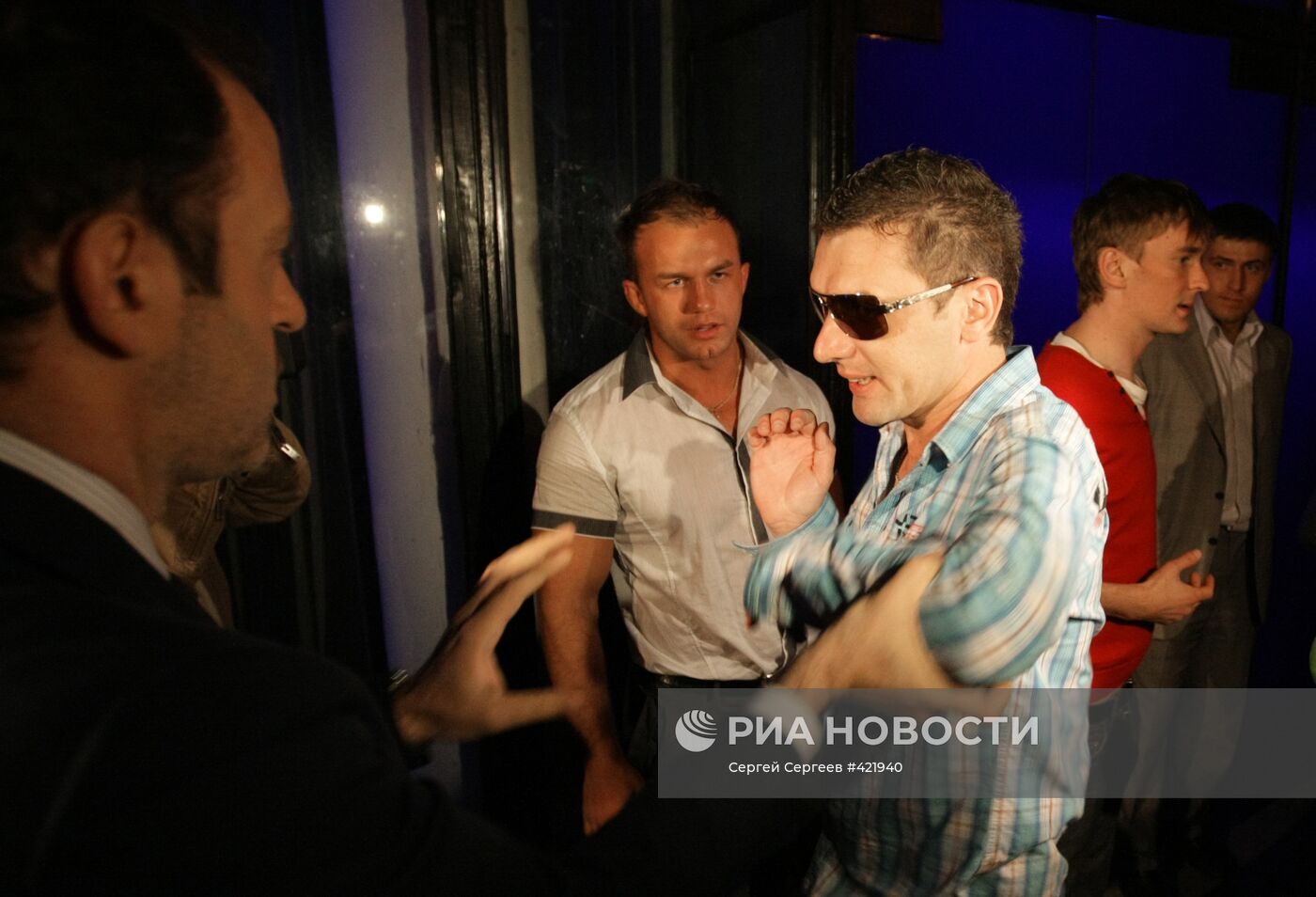 О.Митволь во время проверки гей-клуба "Душа и тело" в Москве