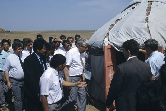 Президент РФ Б.Н. Ельцин, рабочая поездка по городам России