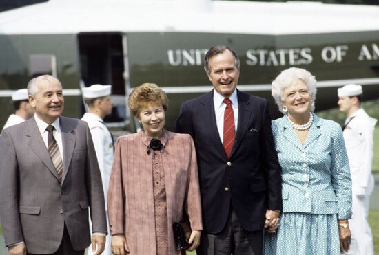 Советский и американский президенты с супругами
