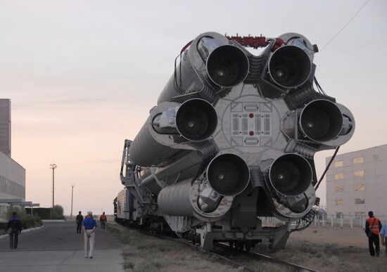 Ракета "Протон-М" вывезена на стартовую площадку Байконура