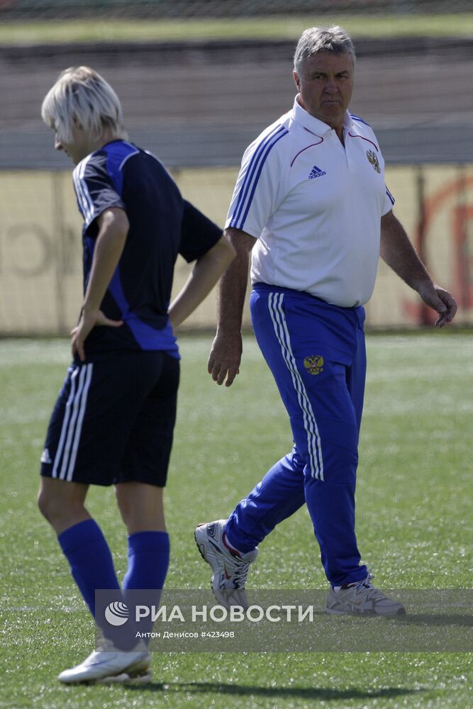 Гус Хиддинк провел тренировку женской сборной по футболу