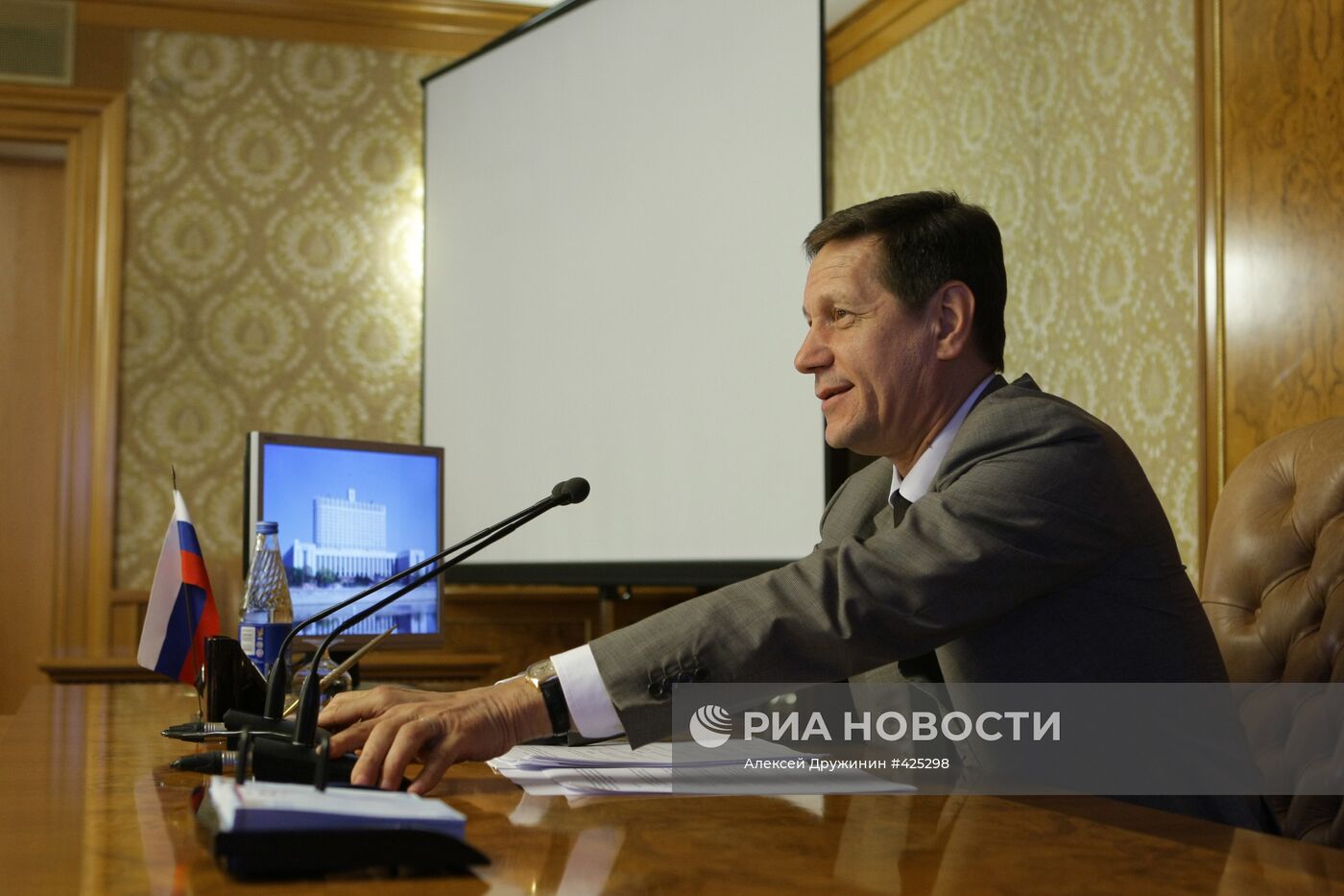 Вице-премьер РФ А.Жуков провел заседание в Доме правительства РФ