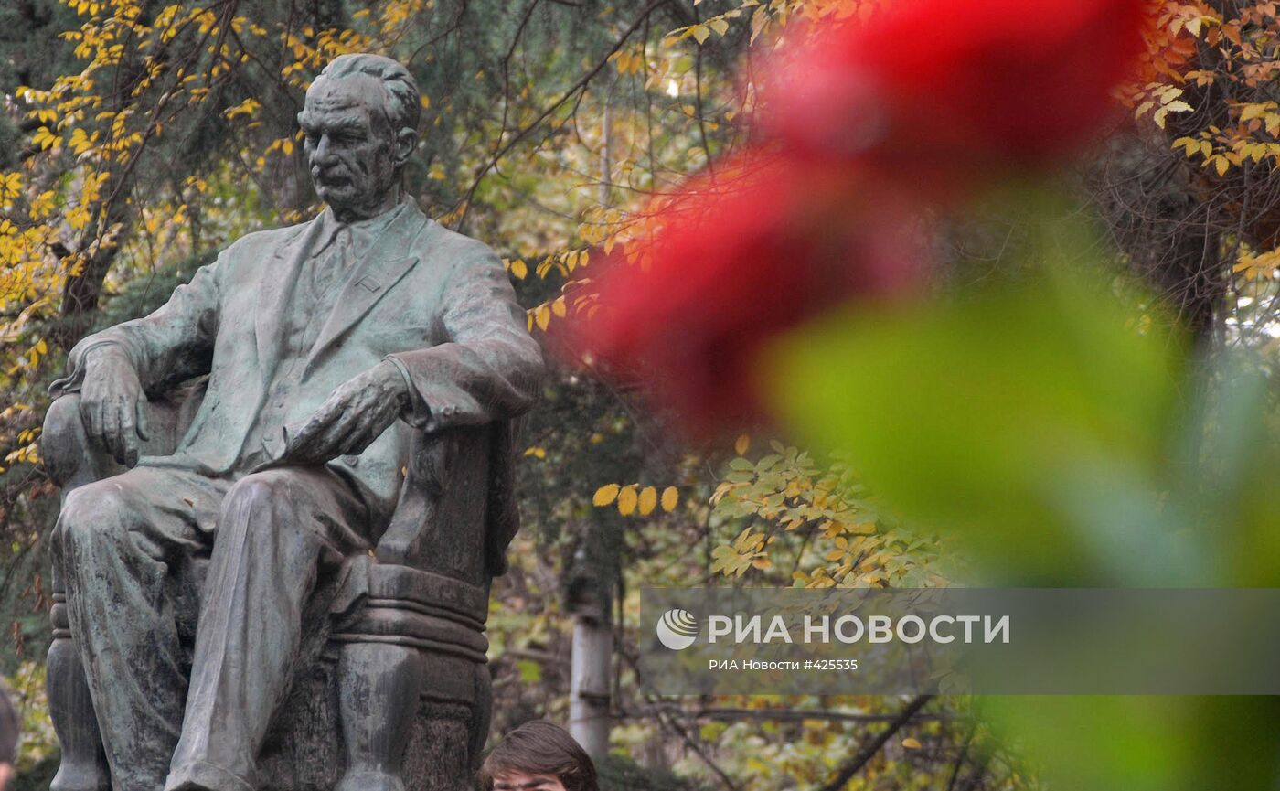 У памятника Ивану Джавахишвили в парке ТГУ