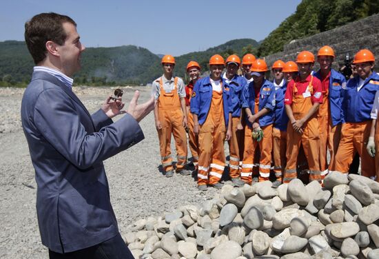Д.Медведев побывал на строительстве олимпийских объектов