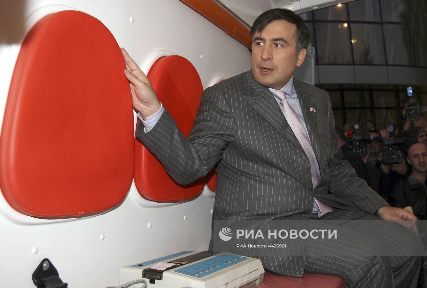 Президент Грузии Михаил Саакашвили в Республиканской больнице