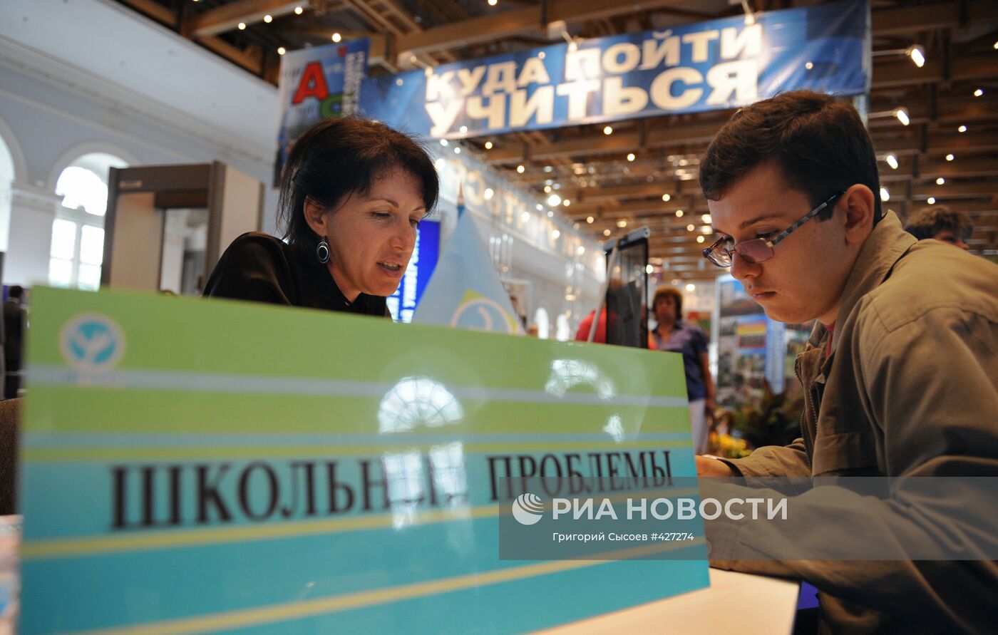 Школьная ярмарка "От "А" до "Я" открылась в столичном Манеже
