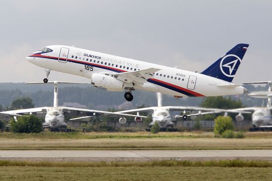 Самолет Sukhoi Superjet 100