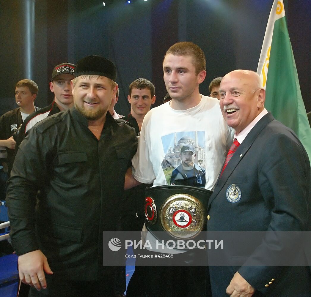 Боксер З.Байсангуров одержал победу в поединке с Э.Альбертом