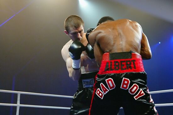 Боксер З.Байсангуров одержал победу в поединке с Э.Альбертом