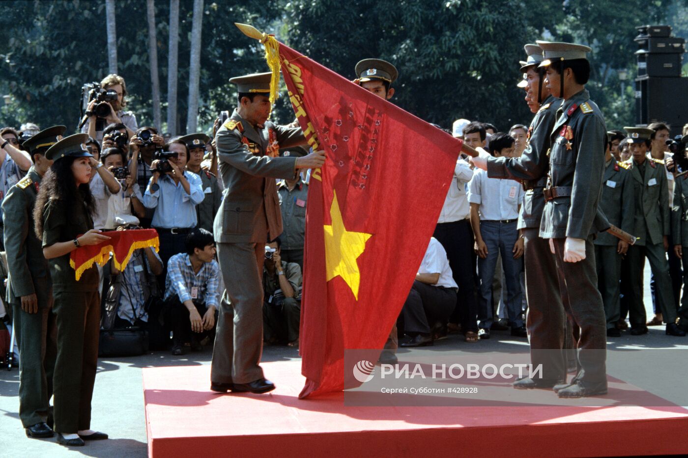 Церемония награждения воинских вьетнамских частей