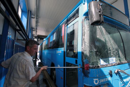 Мытье автобусов на Центральном автовокзале в Москве