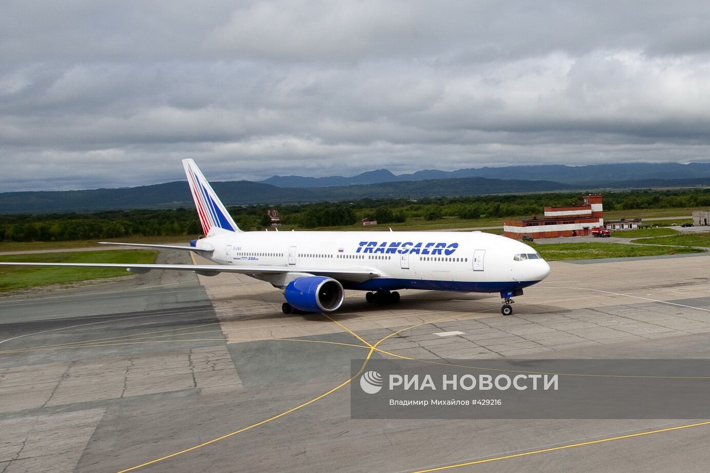 Boeing 777-200 совершил первый рейс: 