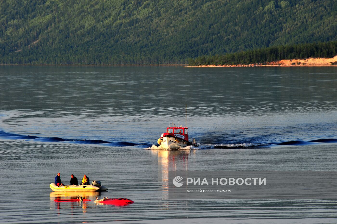 Работа аппаратов "Мир-1" и "Мир-2" на озере Байкал