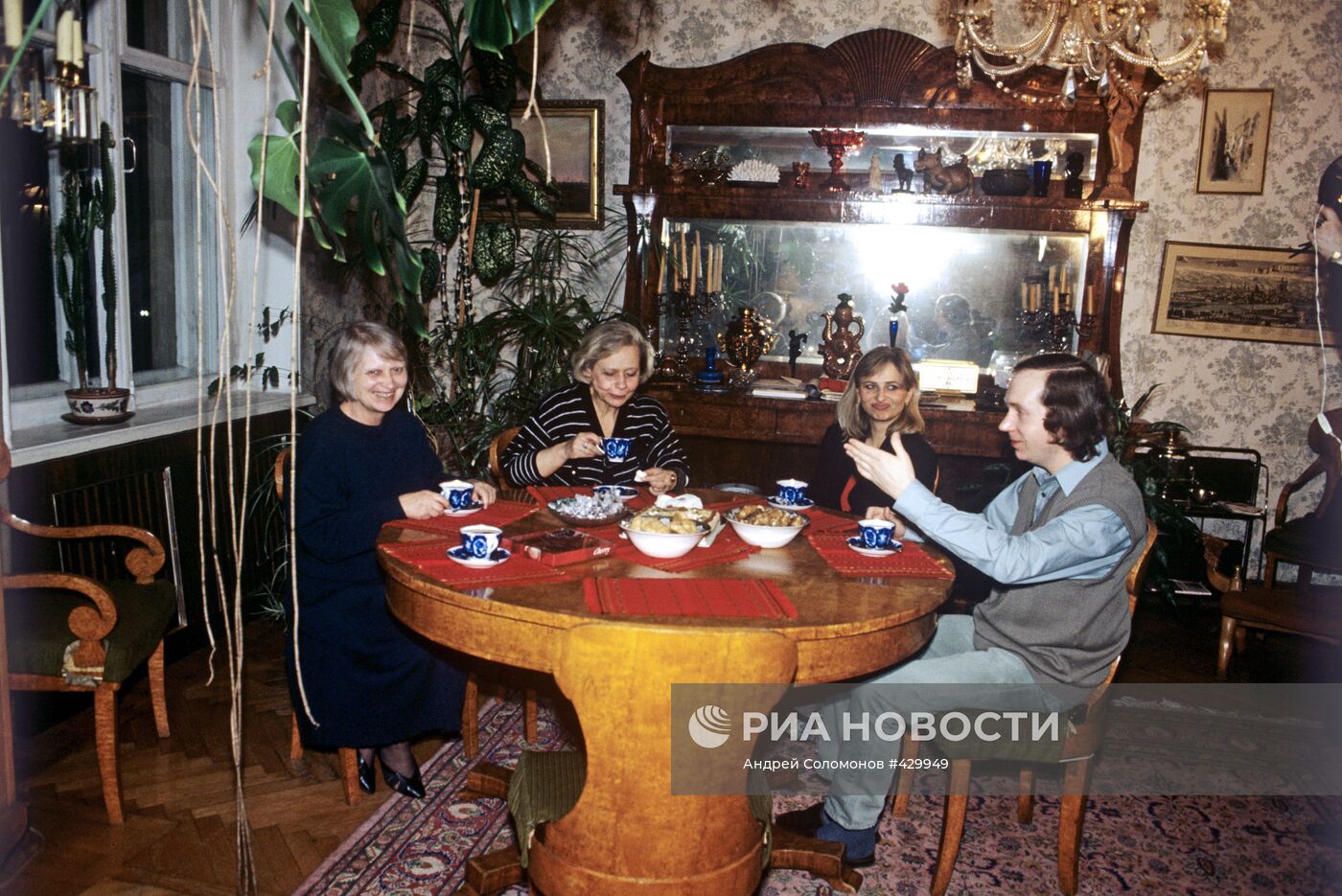 Юлия Хрущева с членами семьи