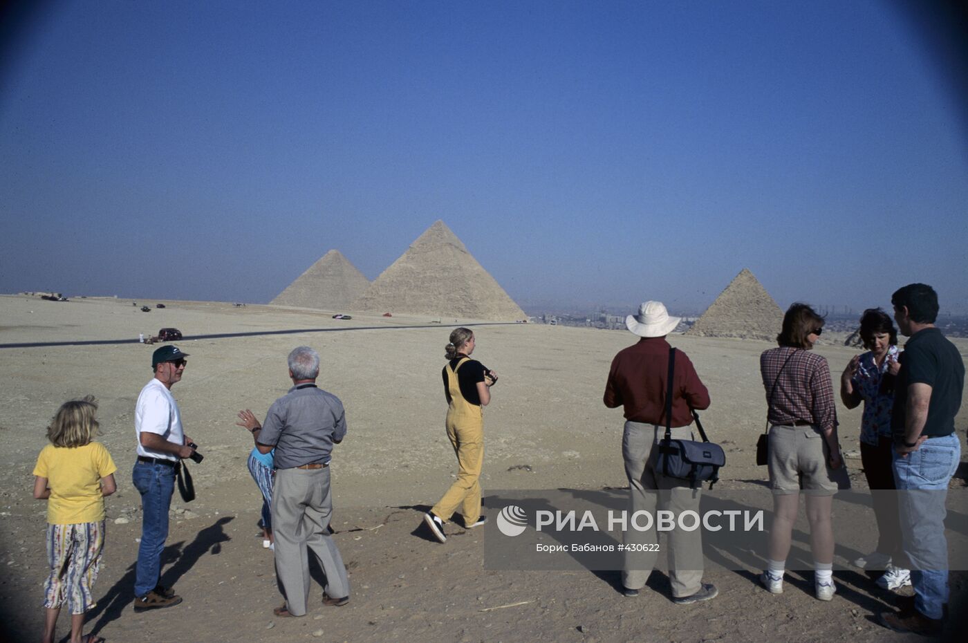 Туристы у пирамиды Хеопса