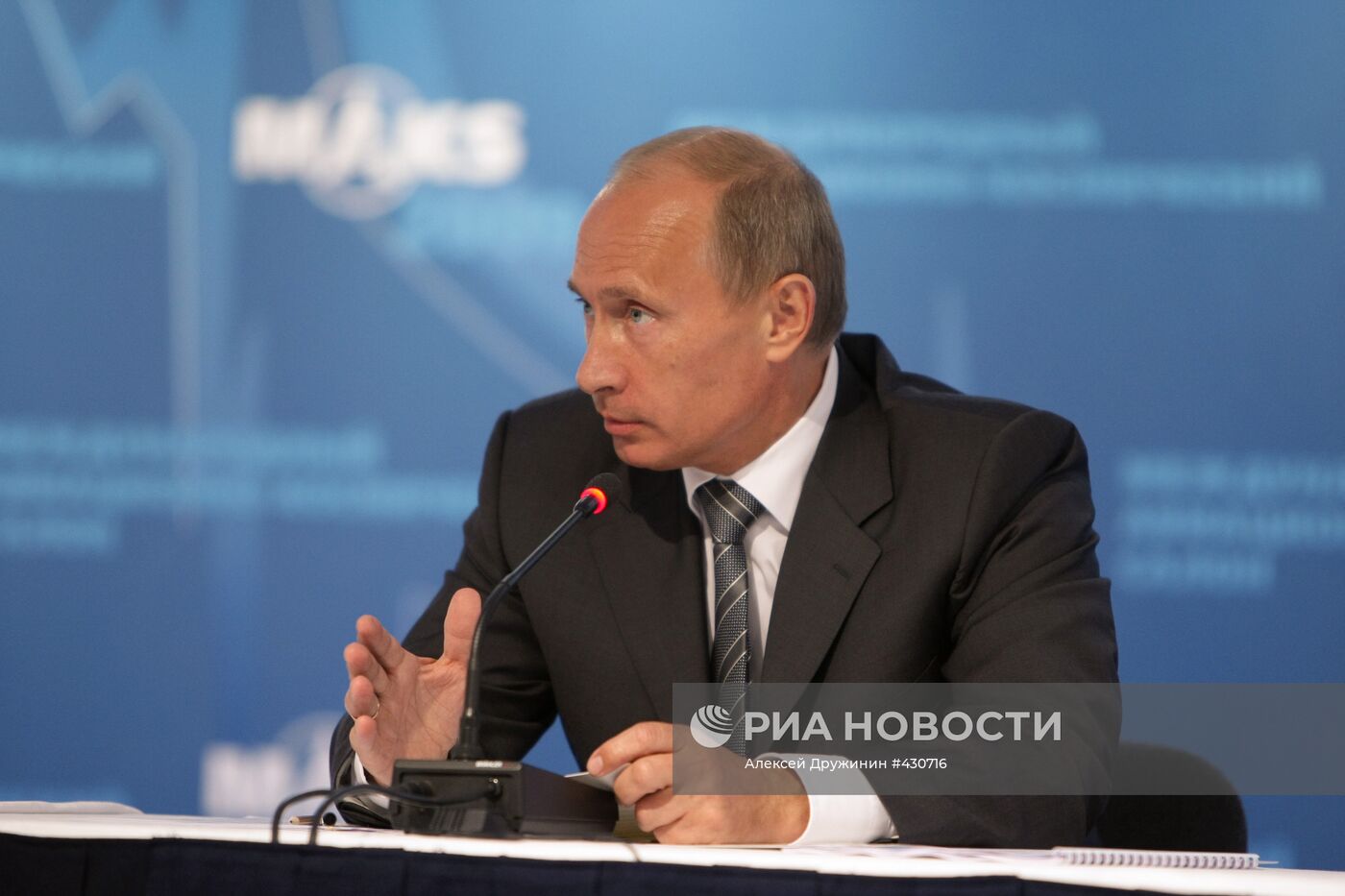 В. Путин провел совещание по вопросам самолетостроения
