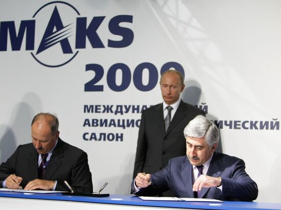 В. Путин. "МАКС-2009". Подписание