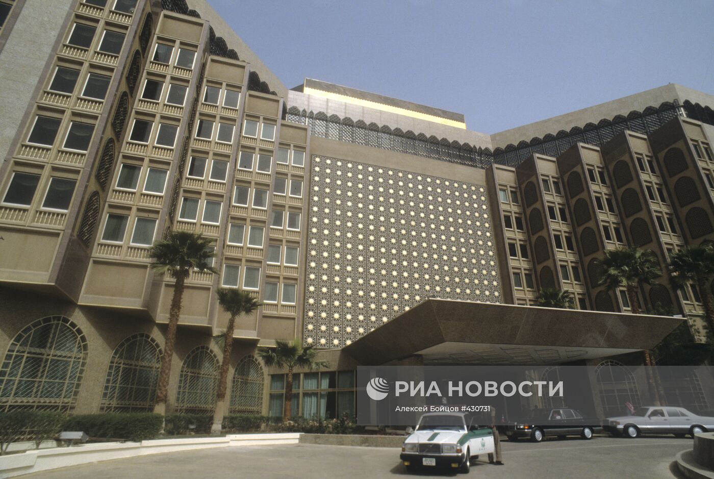 Здание на одной из улиц в Эр-Рияд