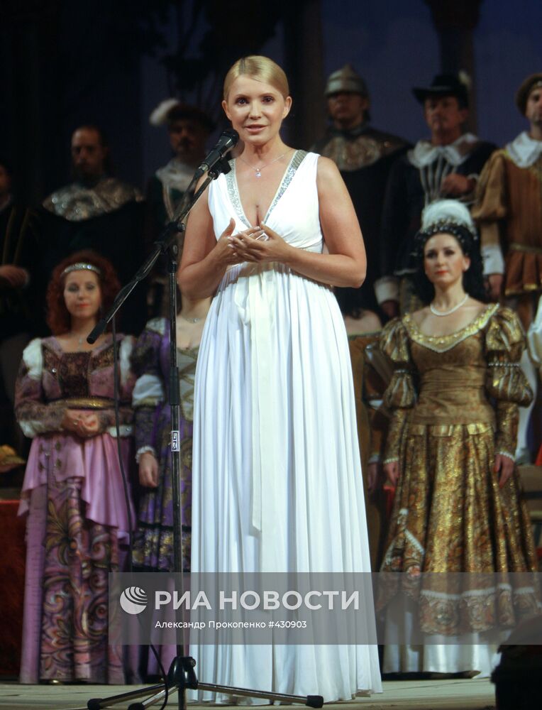 Ю.Тимошенко поздравила Одесскую оперу с открытием 200-го сезона