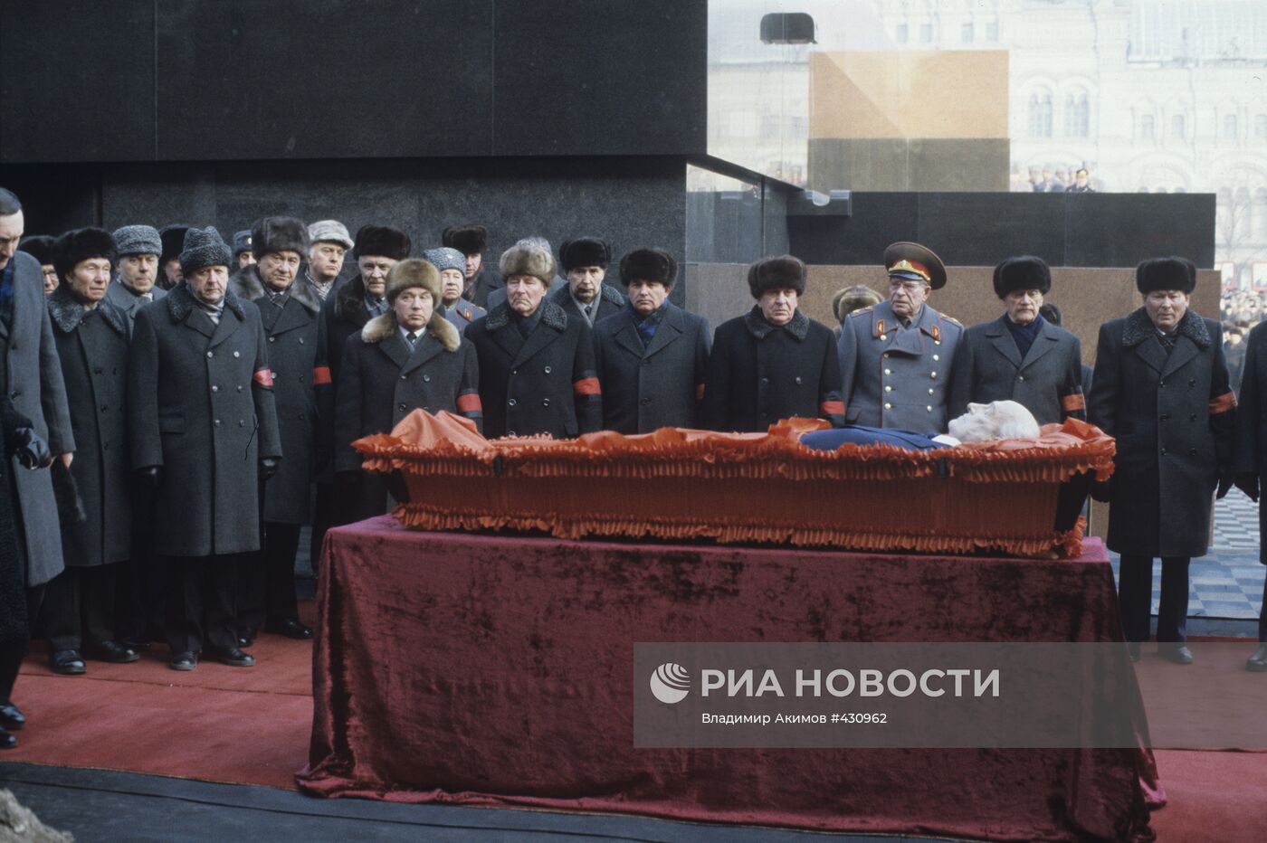 Андропов похоронен. Андропов похоронен. Похороны андропова черненко. Похороны юрия андропова. Похороны андропова черненко.