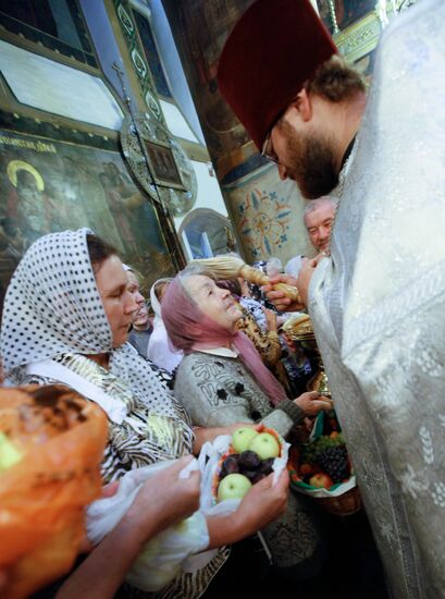 Православные празднуют Яблочный спас