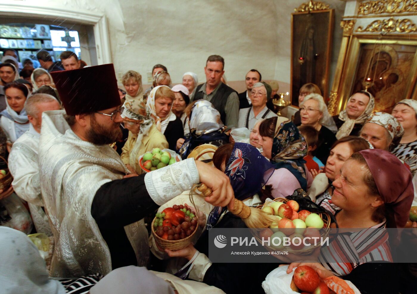 Православные празднуют Яблочный спас