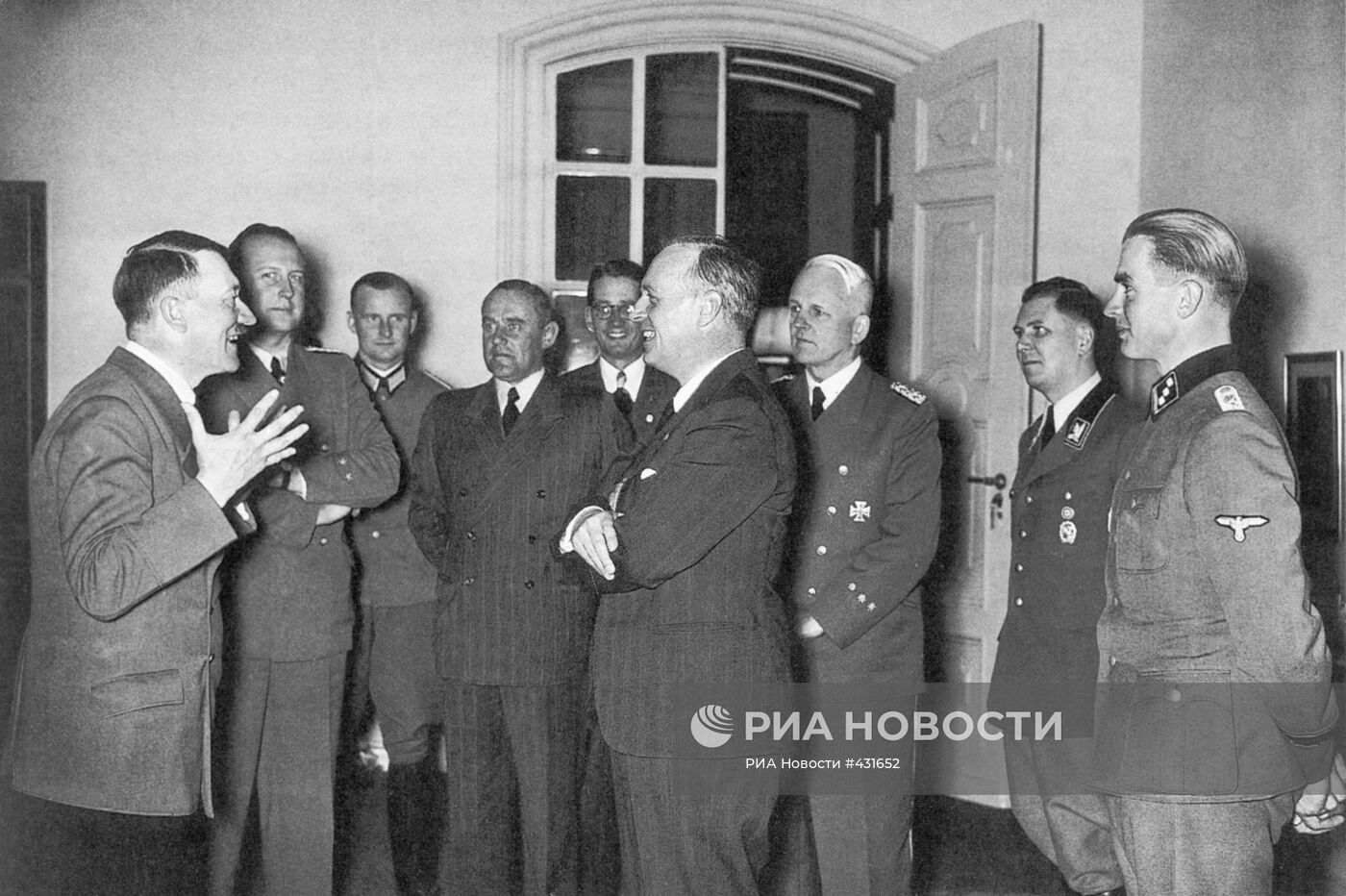 Фюрер Адольф Гитлер и глава МИД Германии Иоахим фон Риббентроп