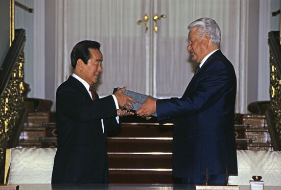 Борис Ельцин и Ким Ен Сам