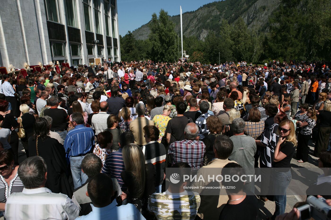 Похороны погибших в результате аварии на Саяно-Шушенской ГЭС