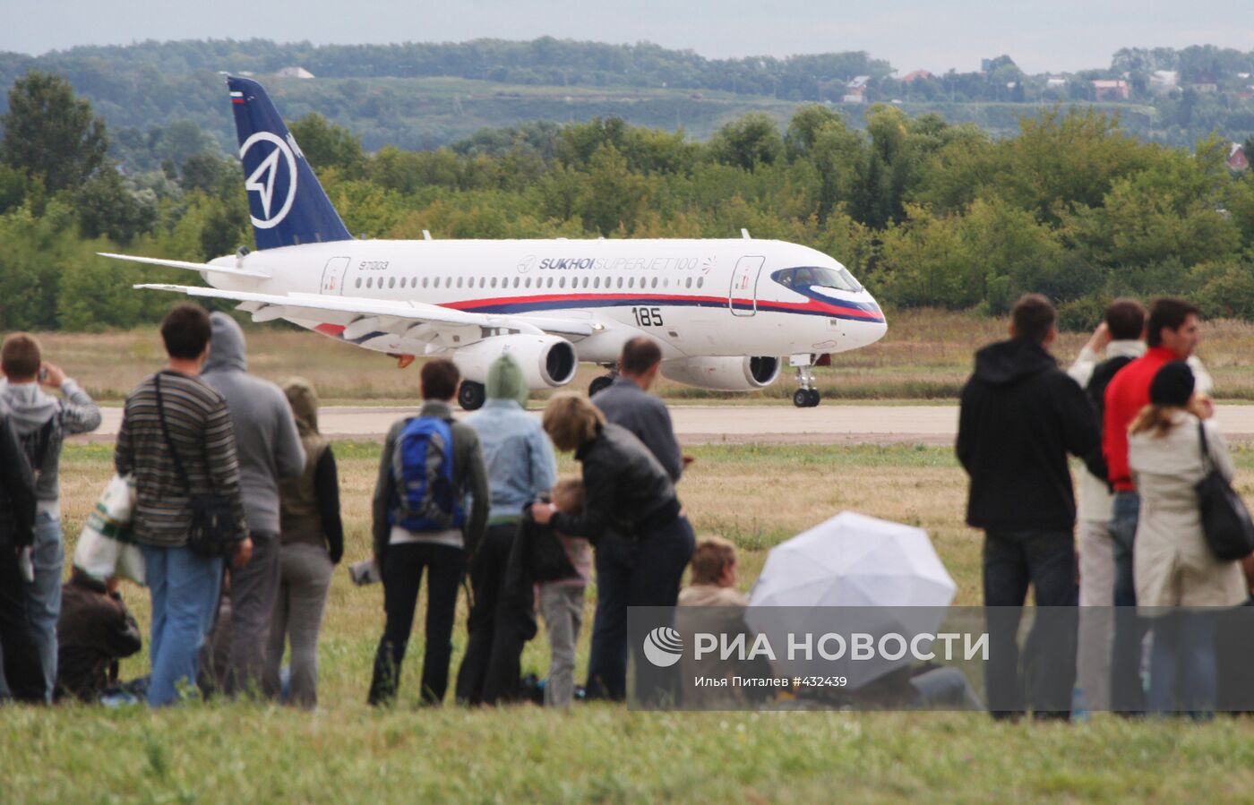 Самолет Суперджет 100 на "МАКС-2009"