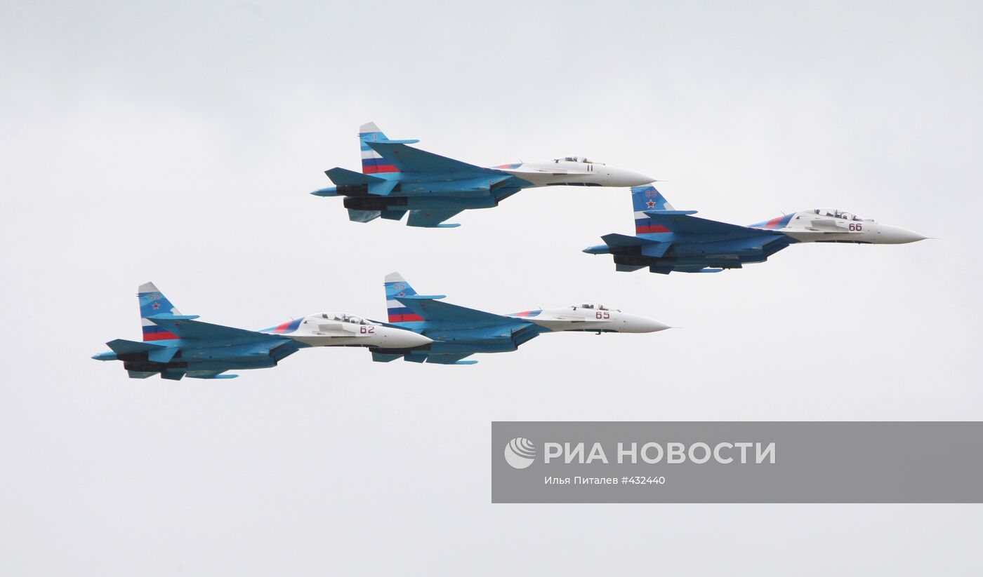 Истребители Су-27 пилотажной группа "Соколы России"