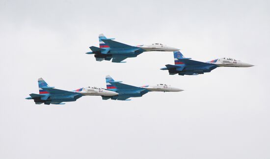 Истребители Су-27 пилотажной группа "Соколы России"