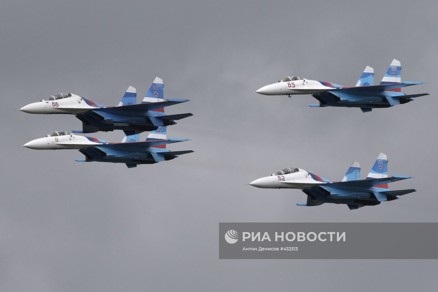 Истребители Су-27 пилотажной группы "Соколы России"