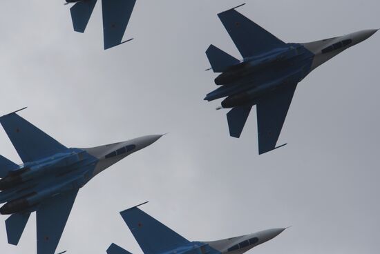Пилотажная группа "Соколы России" на самолетах Су-27