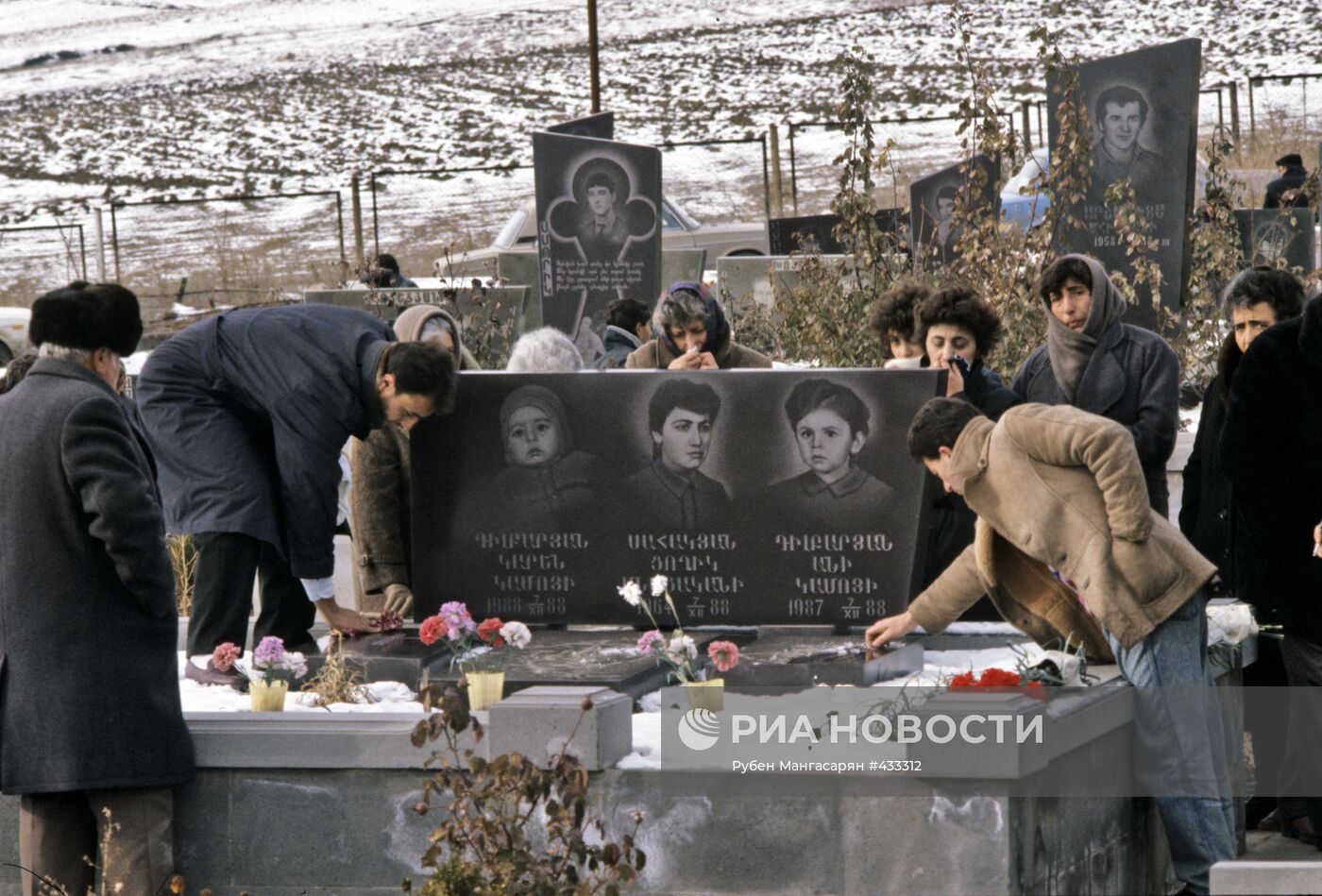Гюмри землетрясение 1988. Землетрясение в Армении в 1988. Ленинакан землетрясение 1988 похороны.