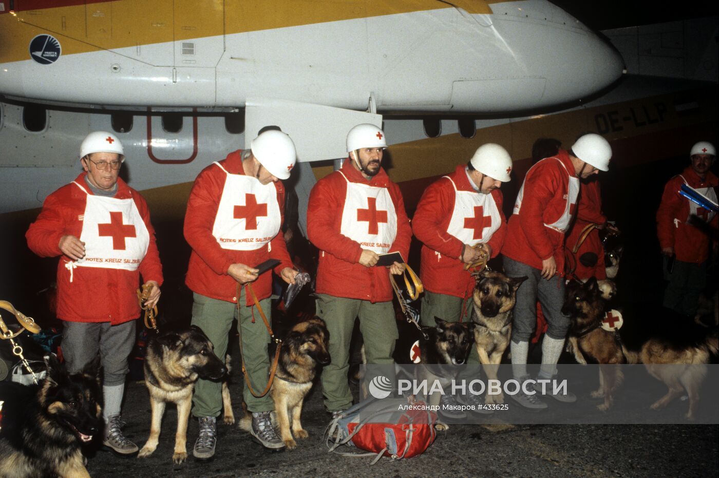 Спасатели в аэропорту