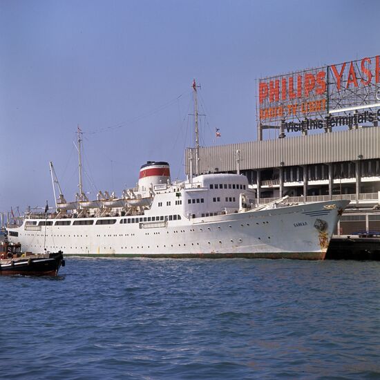 Советский теплоход "Байкал" у причала порта Гонконга